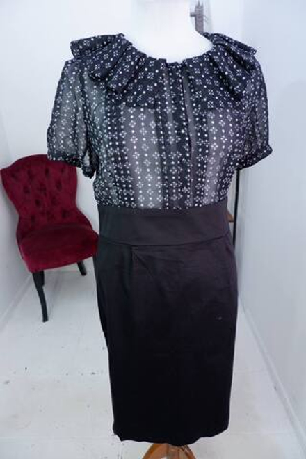 Платье Oggi обтягивающего кроя, визуально на 44 размер