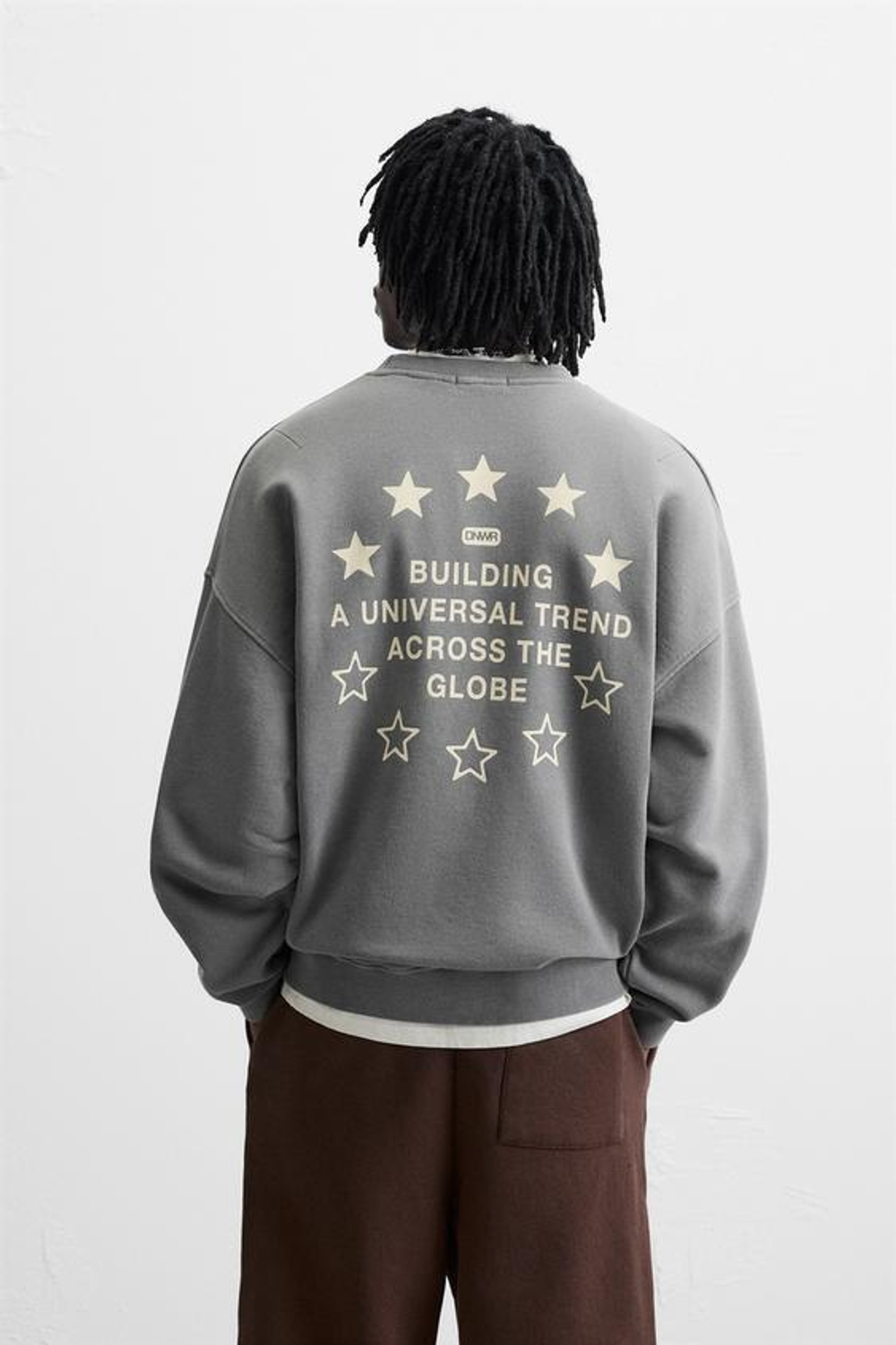 ZARA ТОЛСТОВКА С ЭФФЕКТОМ ПОТЕРТОСТИ С НАДПИСЬЮ, СЕРЫЙ