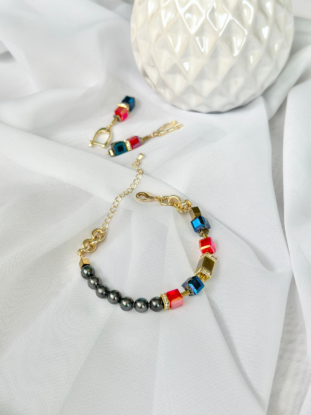 Браслет из красных и синих кристаллов Swarovski, темного жемчуга Майорка и гематита, золото. Размер регулируется.