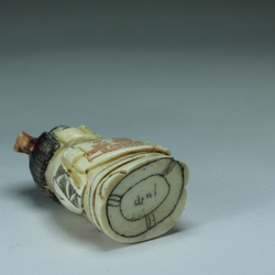 Нэцкэ Девочка и иероглиф счастье