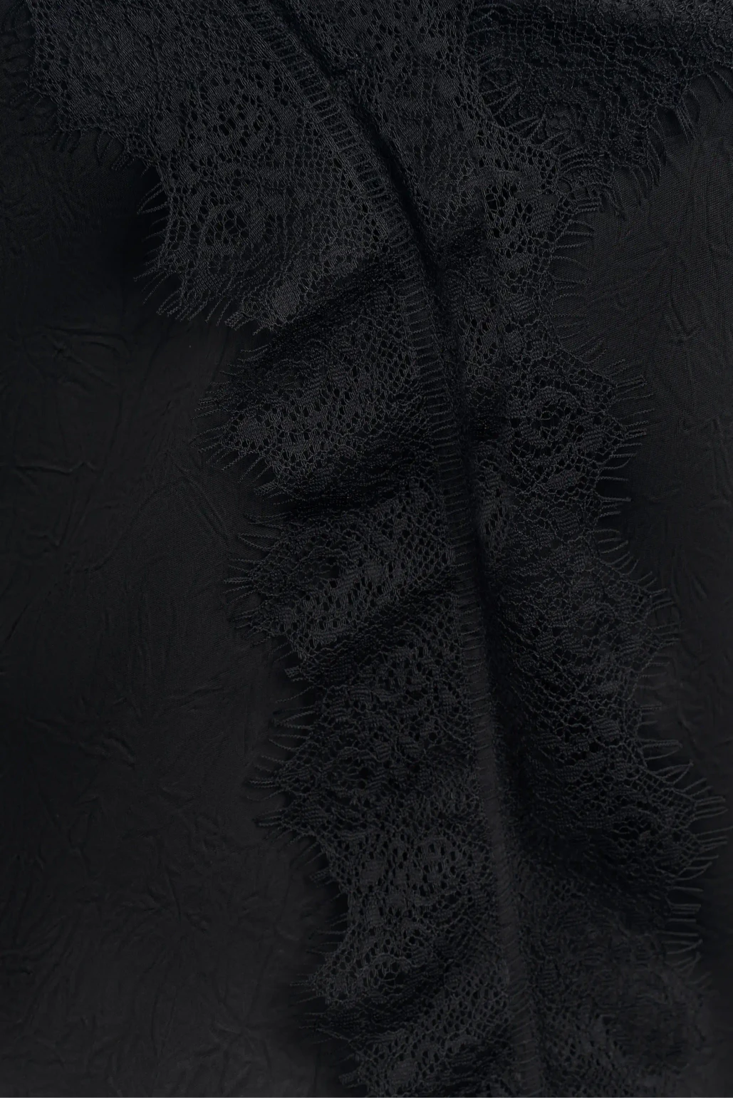 Топ с кружевом черный
