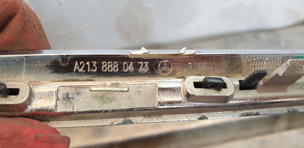 Молдинг решетки радиатора Mercedes E (W213) 16-20 Б/У Оригинал A2138880473