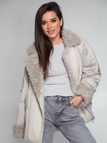 Серый пуховик с воротником из овечьей шерсти