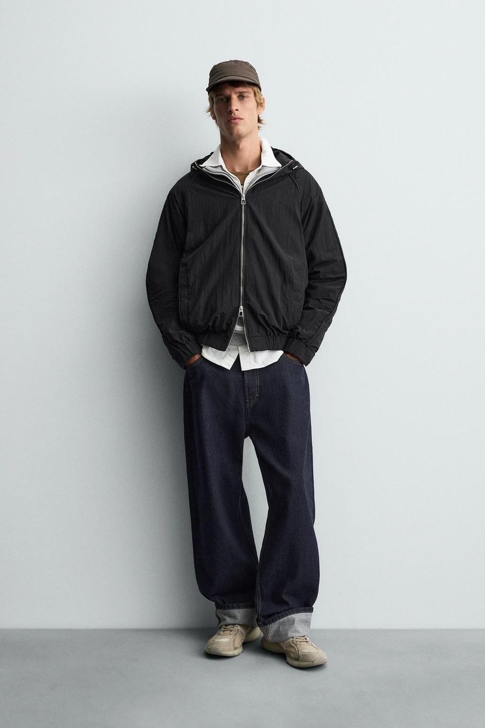 ZARA ЛЕГКАЯ НЕПРОМОКАЕМАЯ КУРТКА ИЗ ВЫСОКОТЕХНОЛОГИЧНОЙ ТКАНИ, ЧЕРНЫЙ