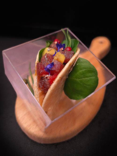 Канапе-тако с тартар из тунца и розовым перцем