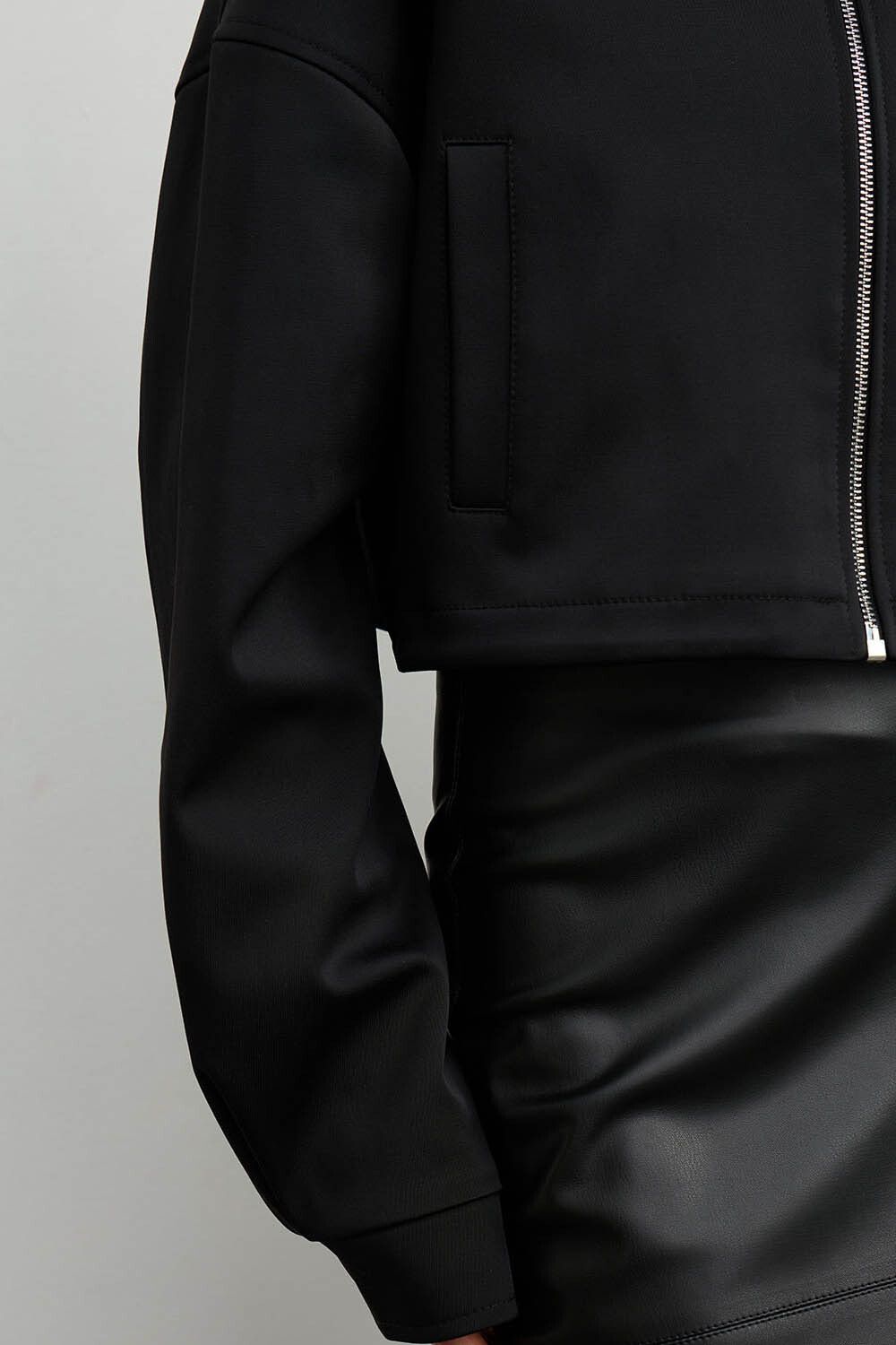 Куртка с воротом укороченная черного цвета