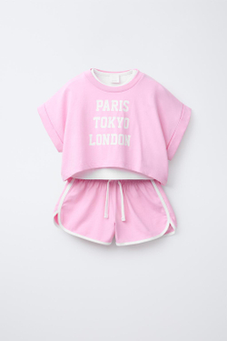 ZARA КОМПЛЕКТ ИЗ ФУТБОЛКИ И ШОРТОВ-БЕРМУДОВ В СТИЛЕ ПРЕППИ, РОЗОВЫЙ