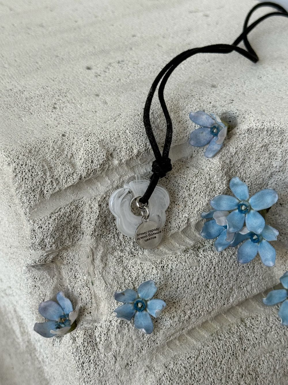 Подвеска цветочек в белом цвете