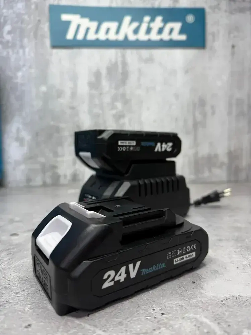 Дрель-шуруповерт Makita 24v бесщеточный, 40-80 Нм, с набором и 2 АКБ