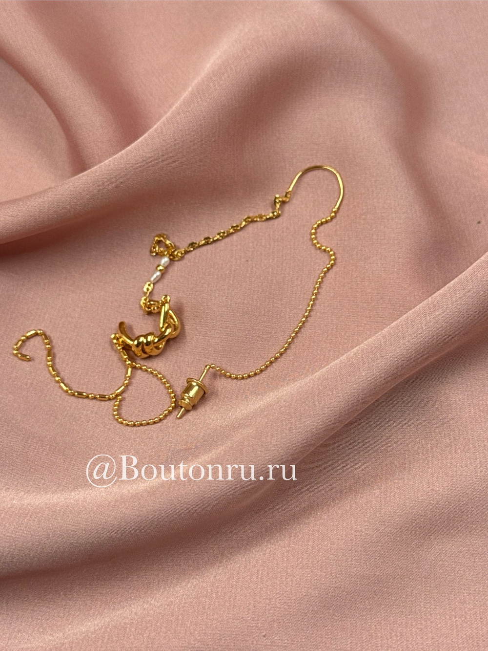 Серьга-кафф золотистая с монилью