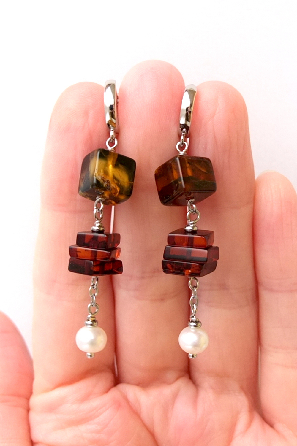 Серьги с янтарными кубиками и пресноводным жемчугом