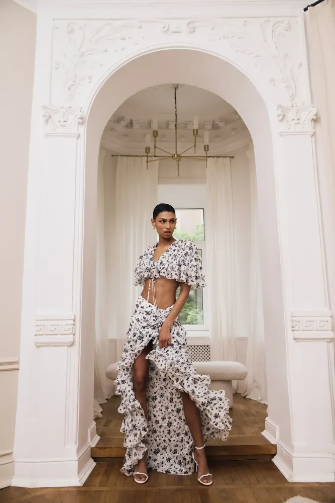 Muza, кроп топ из молочного шифона с цветочным принтом