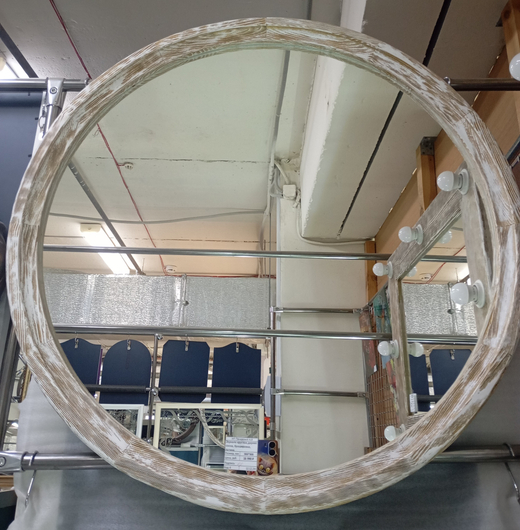 Зеркало круглое в деревянной раме