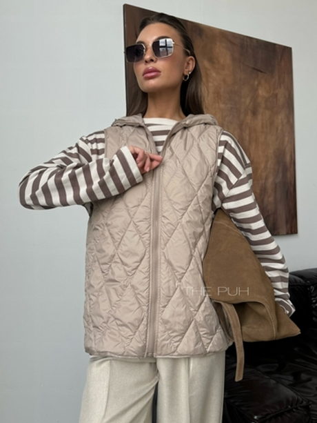 Бежевый утепленный жилет с капюшоном
