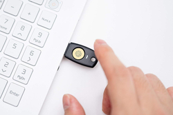 TrustKey T110 — Аппаратный ключ безопасности FIDO2/U2F Двухфакторная аутентификация (2FA) с PIN-кодом и сенсорной кнопкой (USB-A)