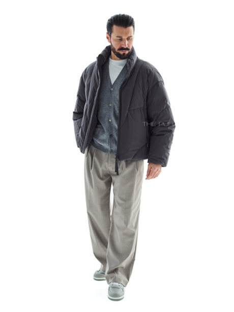 Графитовый короткий пуховик с фигурными швами