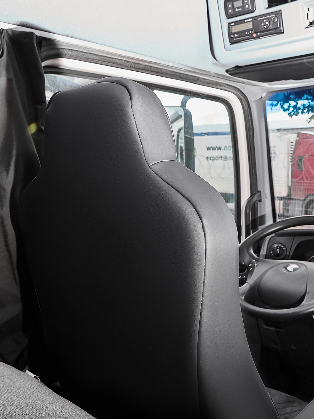 Чехлы Люкс КамАз 5490 K4 с 2014 года (экокожа, черный, серая вставка)