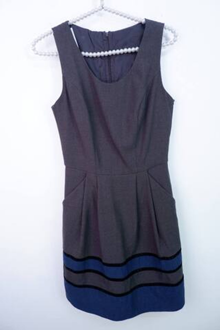 Платье в лаконичном дизайне, визуально на 40 размер