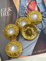 Пуговицы Скиапар. ажурные золотистые с белым камнем луна