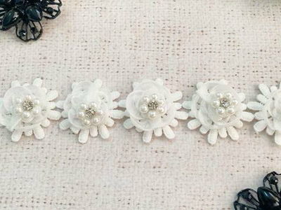 Кружево плетеное с жемчугом и стразой, ш. 3,5 см.