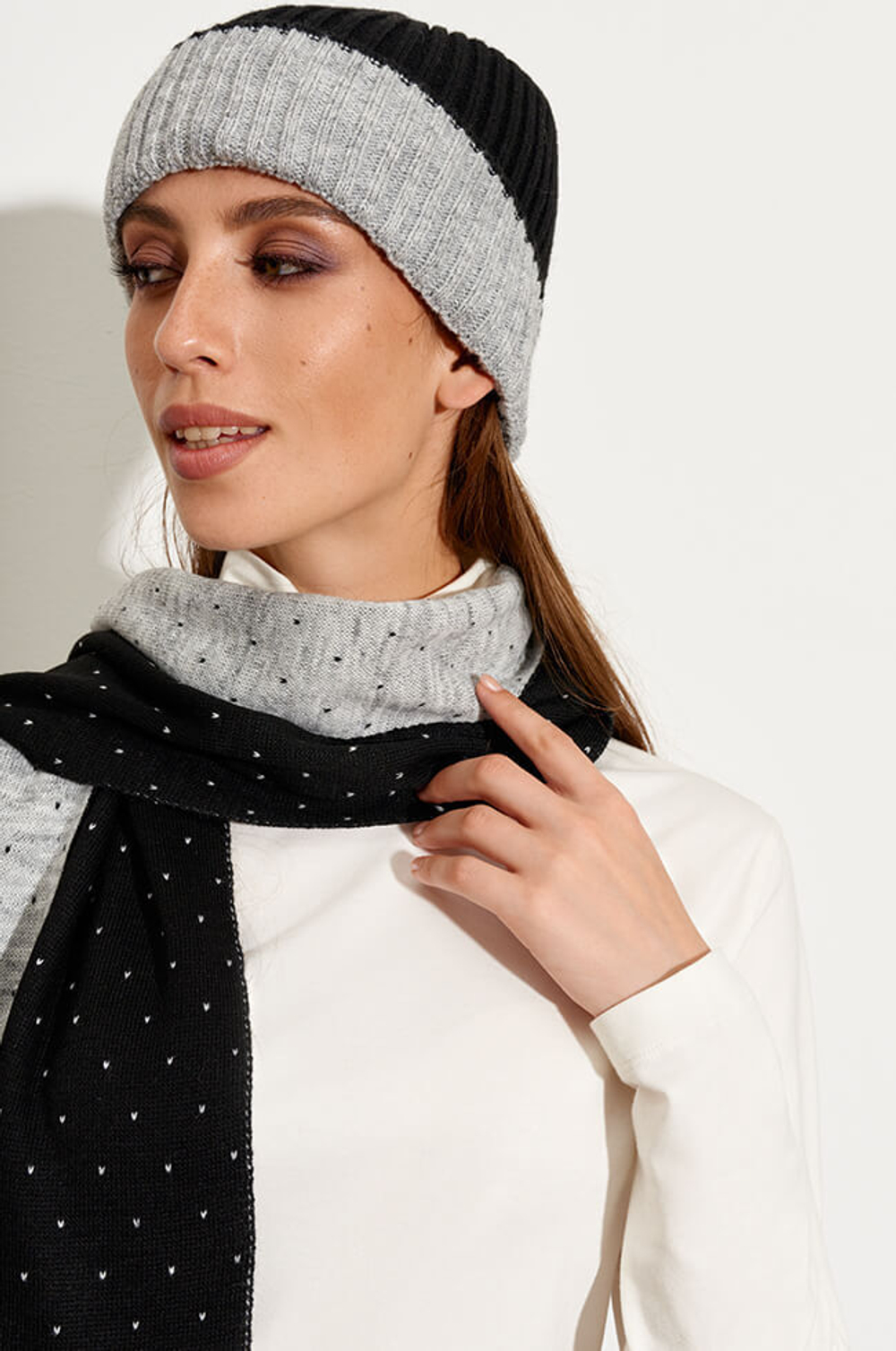 8354 Шапка женская (черно-серый)