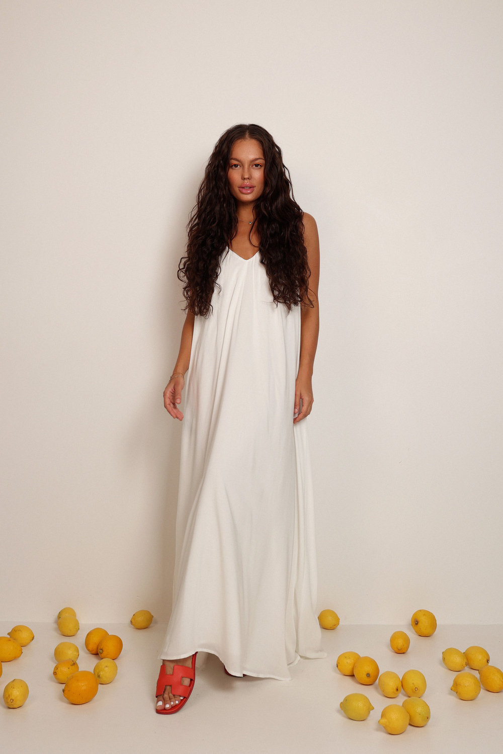 Платье на тонких бретелях макси