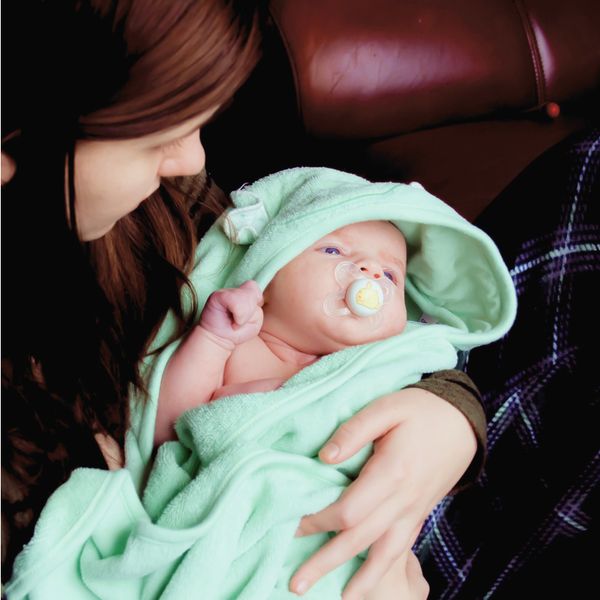 Полотенце для новорождённых с капюшоном: особенности и преимущества