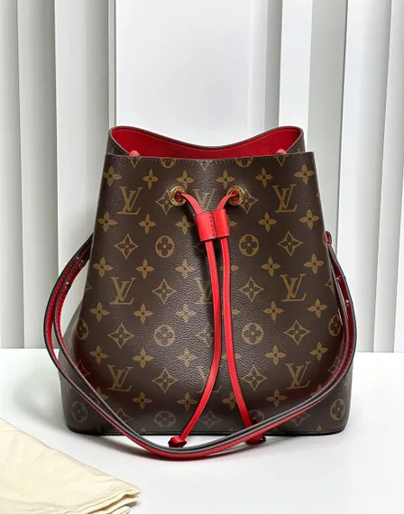 Сумка Louis Vuitton Neonoe MM (красная фурнитура)