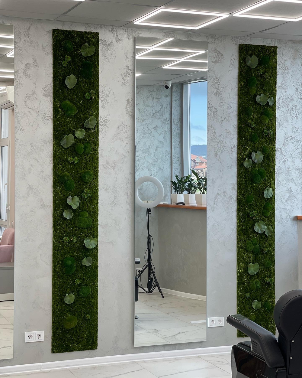 Панно из микса стабилизированного мха, искусственного мха и растений.