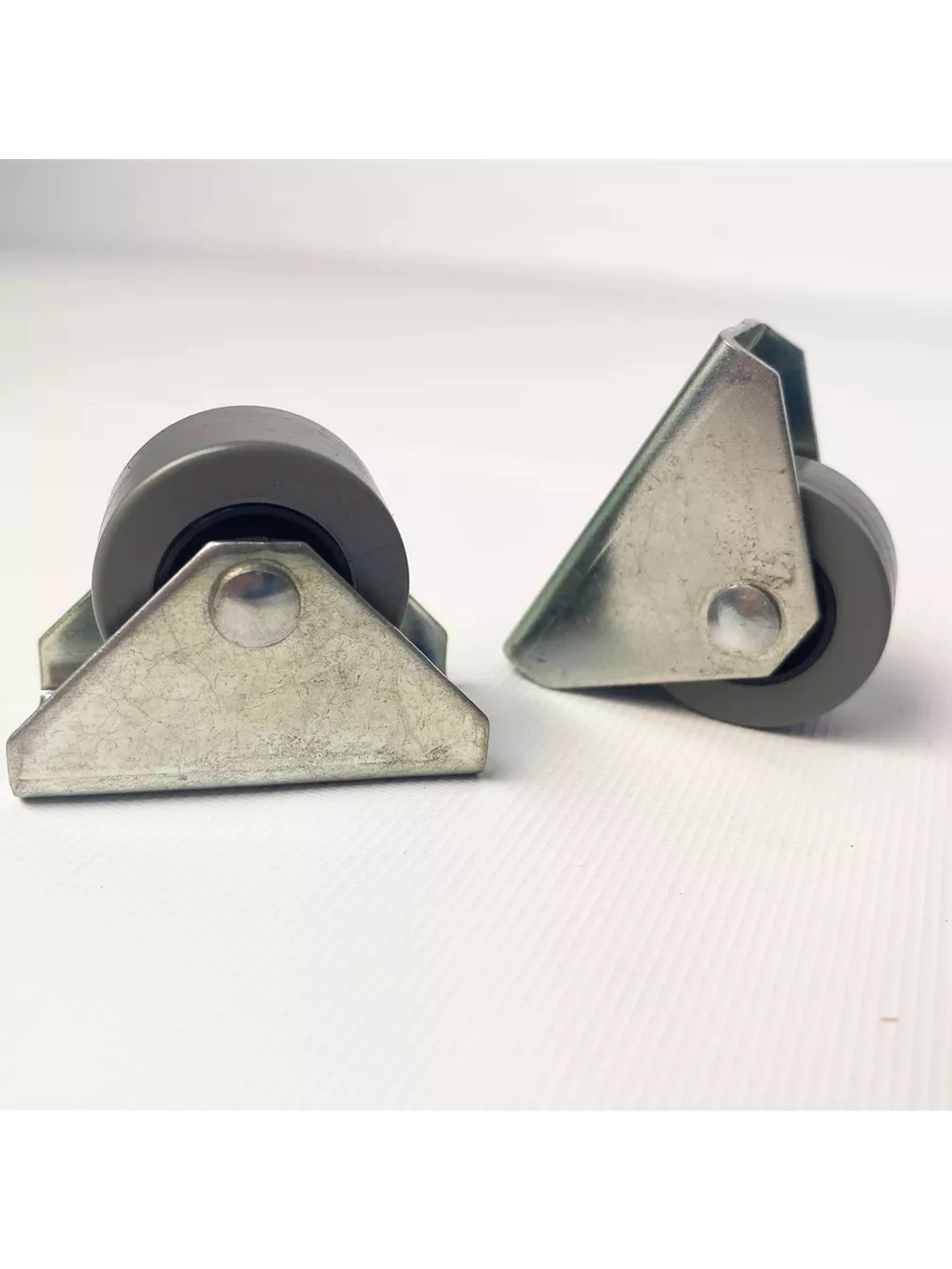 Опора роликовая 302 с резиновым колесом D28, 2 шт