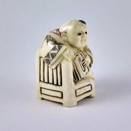 Читающий мальчик на стуле