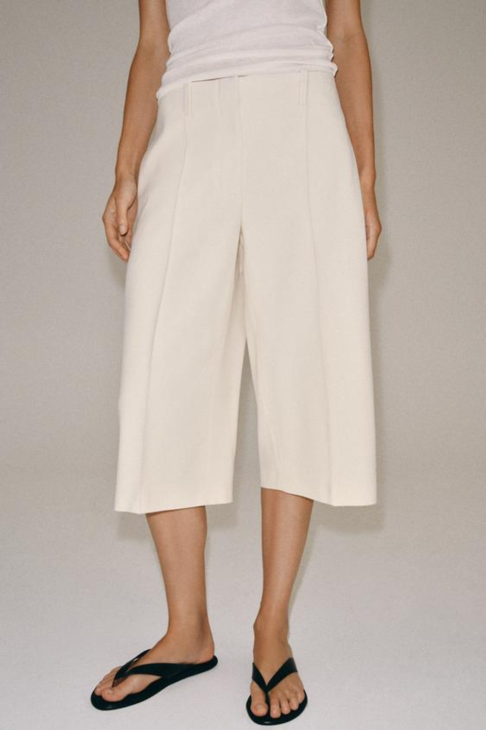ZARA ПРЯМЫЕ ШОРТЫ С ЗАЩИПАМИ — ZW COLLECTION, БЕЖЕВЫЙ