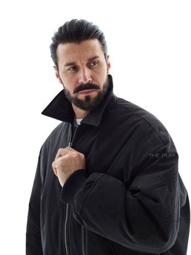 Утепленный черный бомбер с отложным воротником