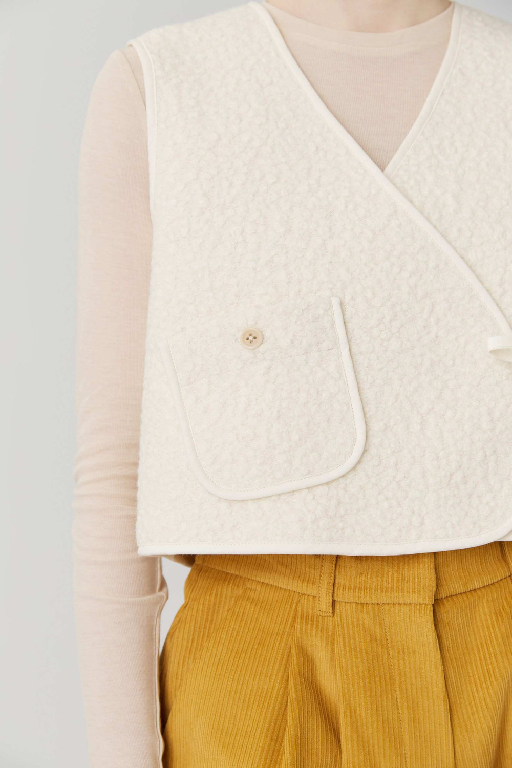 Жилет на двух завязках из молочного букле