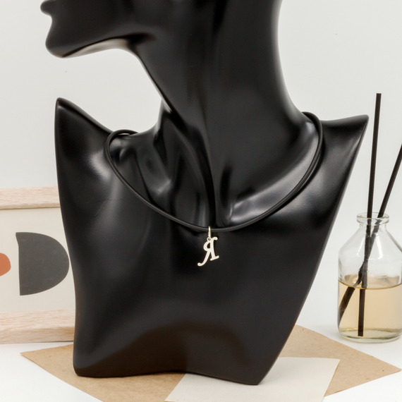 Подвеска в виде буквы Я - кулон из серебра 925 пробы на постаменте