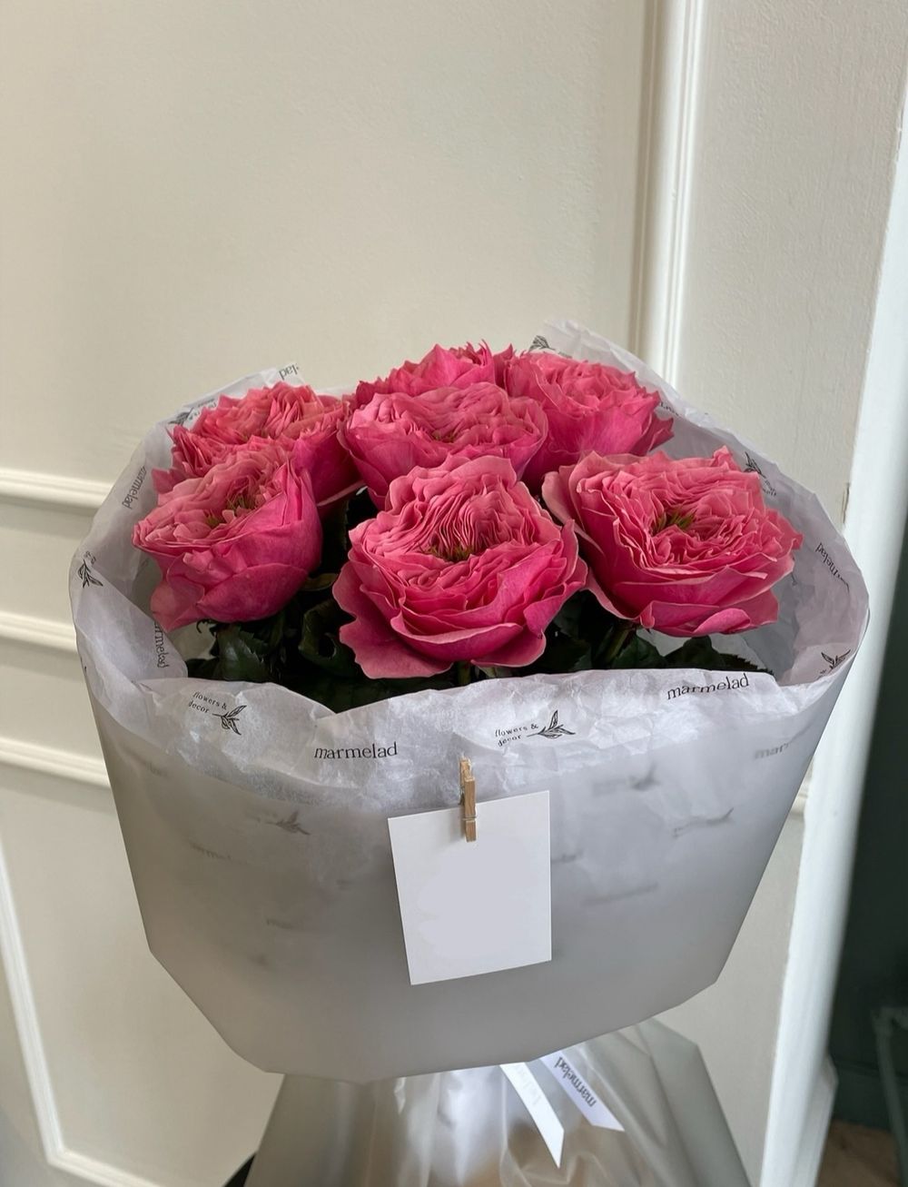 Авторский букет моно из розы яркого оттенка