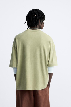 ZARA ФУТБОЛКА С ПРИНТОМ, ЛИНЯЛЫЙ ЗЕЛЕНЫЙ