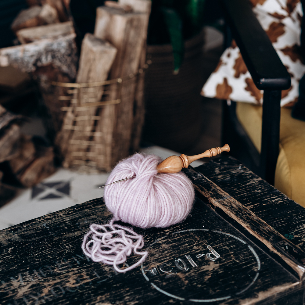 Железный крючок для вязания с деревянной ручкой из рябиной размером 1.0 мм. K131