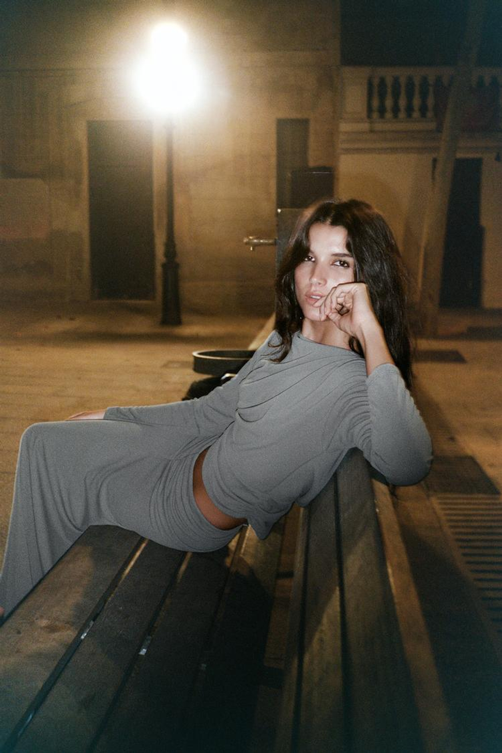 ZARA ТОП СО СБОРКАМИ, ОТКРЫТОЙ СПИНОЙ И УКРАШЕНИЕМ, СЕРЫЙ