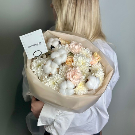 Букет с розой Шармант , кустовой хризантемой , диантусами и хлопком 301020251