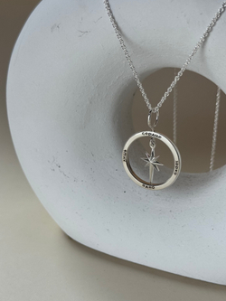 подвеска компас с надписью «зорко одно лишь сердце»