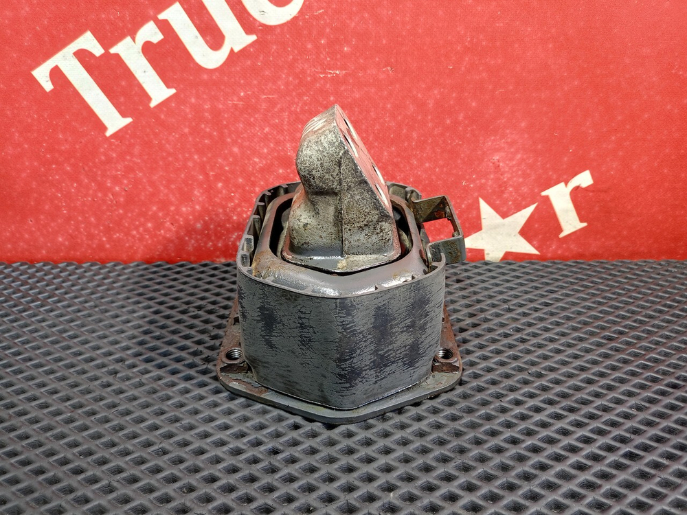 Подушка двигателя задняя