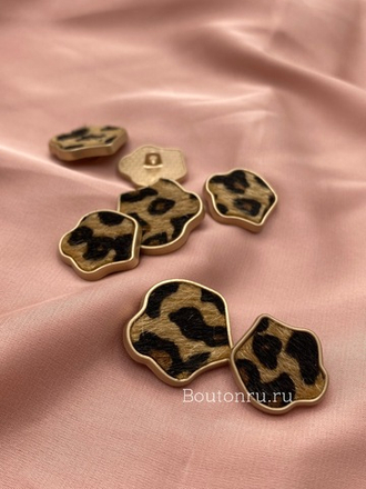 Пуговицы неровной формы с принтом леопард пушистые