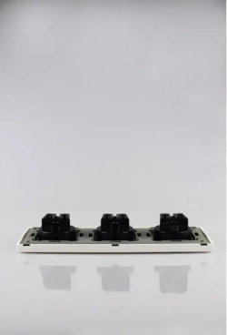 Розетки белые тройные с заземлением