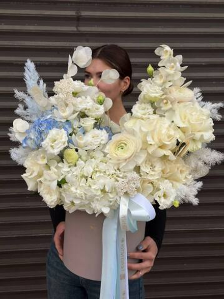 Шляпная коробка "Элегантность белого"