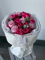 Букет из кустовых роз в ярком оттенке, диантусов и оксипеталума