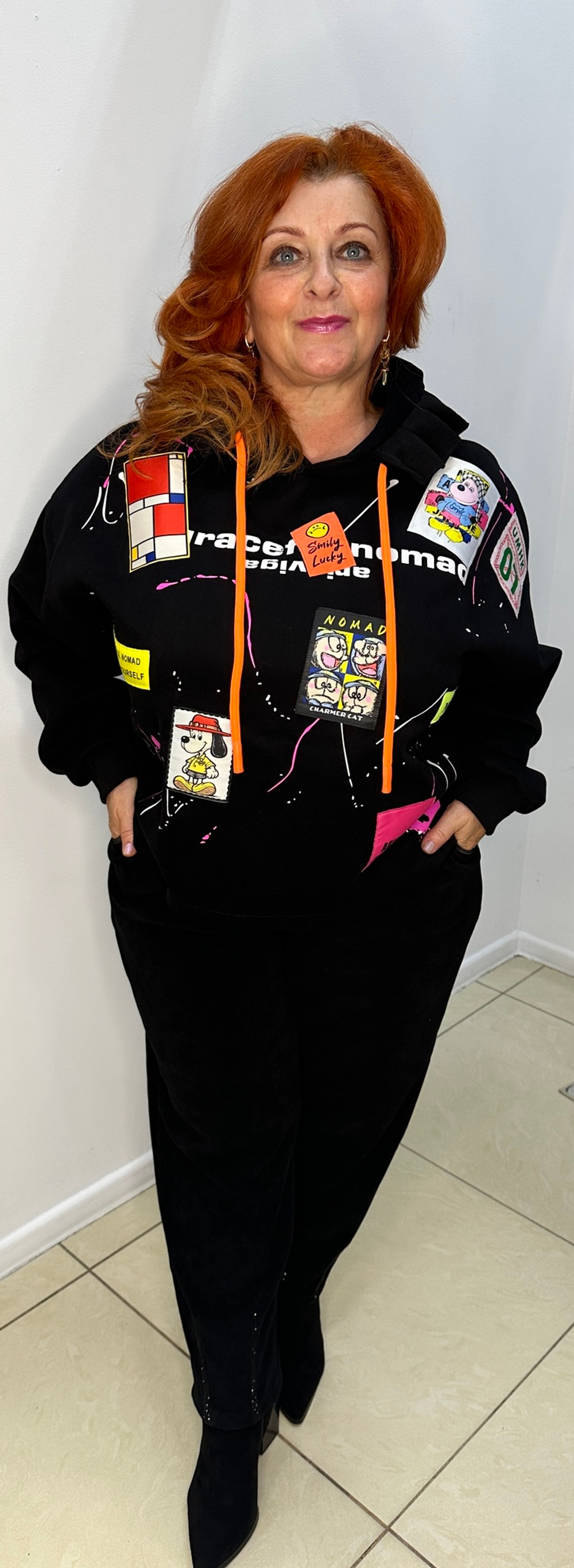 Черная толстовка-худи с ярким принтом и капюшоном