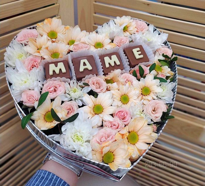 Цветы и шоколадные буквы «Маме» #18162