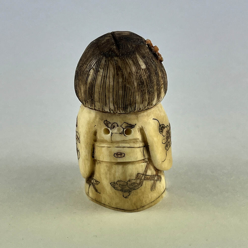 Статуэтка нэцкэ Гейша с веером и посохом