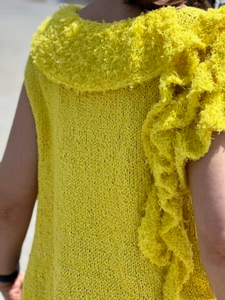 Футболка-топ с трендовыми воланами, пряжа FUZILLI и MOSS от O’YARN